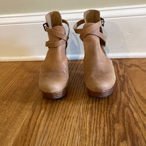 Free People Light Brown leather boots/clogs